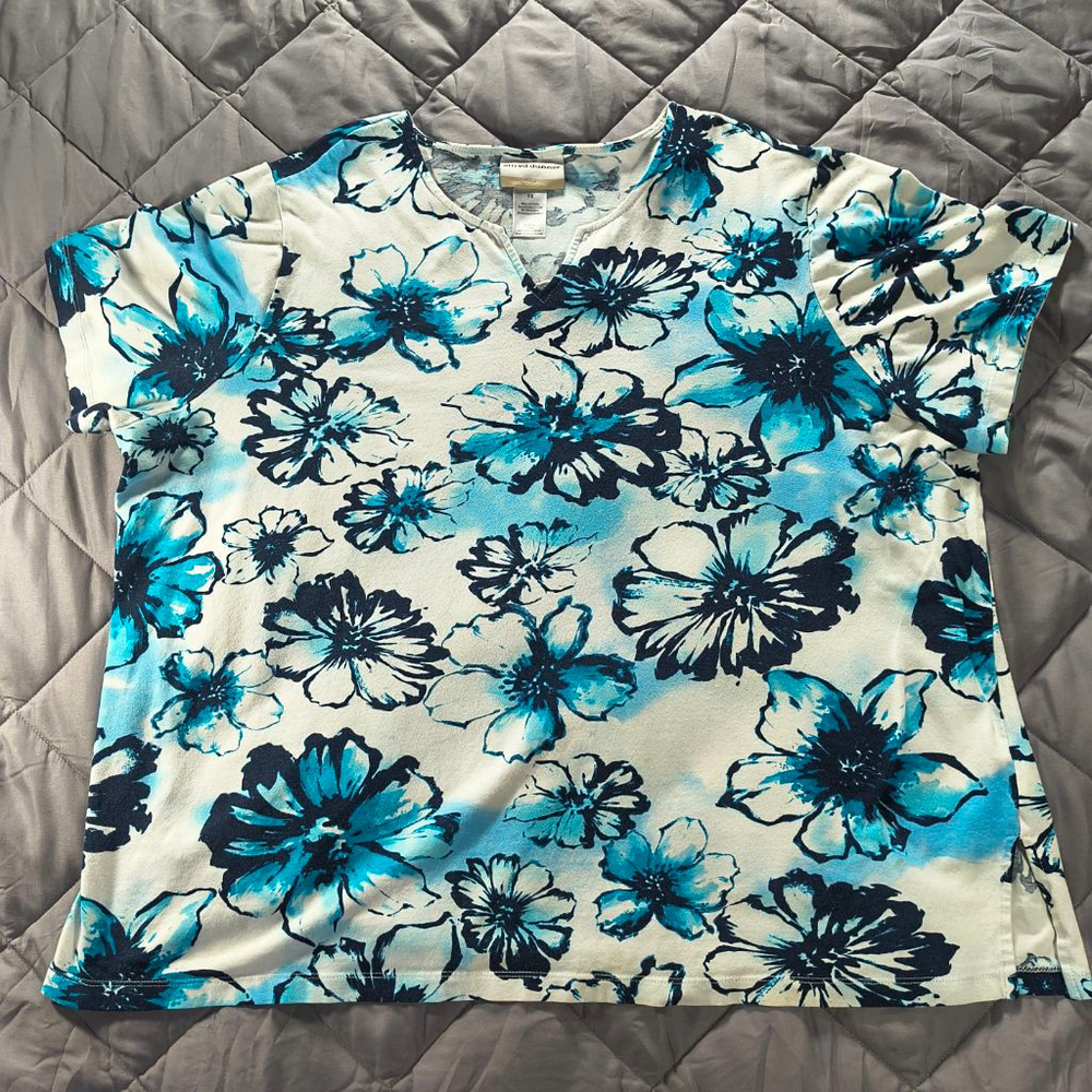 (1X) Women's Alfred Dunner Plus Size White Navy Blue and Light Blue Floral Top